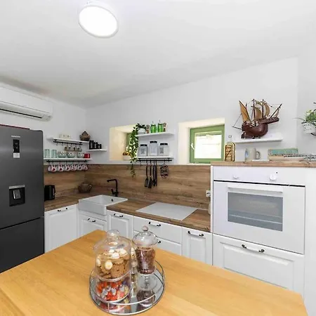 Agora - Villa Betina