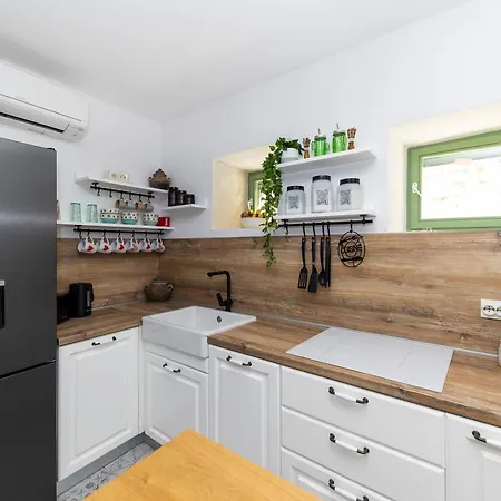 Agora - Villa Betina