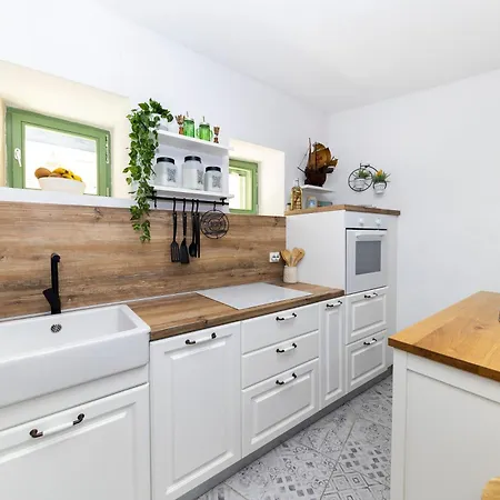 Agora - Villa Betina