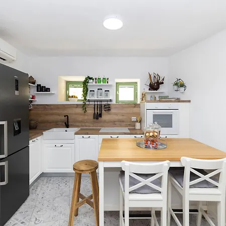 Agora - Villa Betina (Sibenik-Knin)