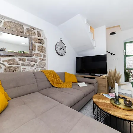 Agora - Betina (Sibenik-Knin)