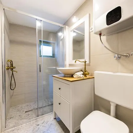 Villa Agora - *