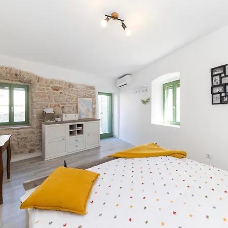 Agora - Vila Betina (Sibenik-Knin)