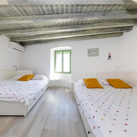 Agora - Betina (Sibenik-Knin)