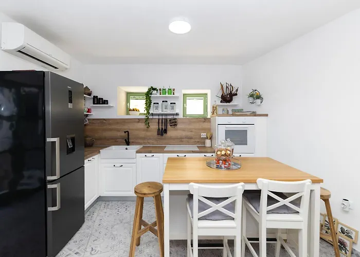 Agora - Villa Betina (Sibenik-Knin)