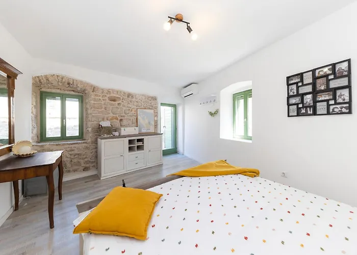 Agora - Villa Betina